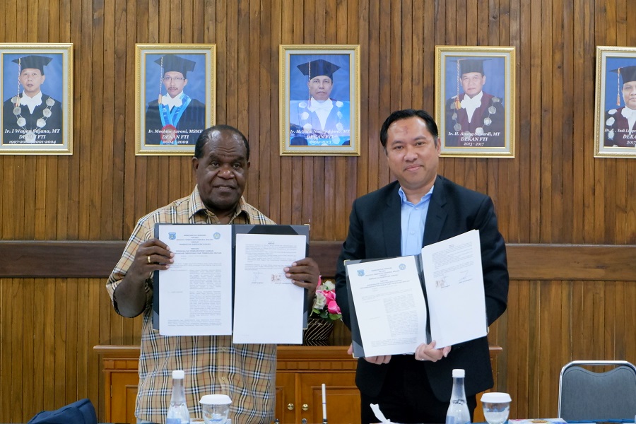 Rektor ITN Malang, Awan Uji Krismanto, ST., MT., PhD., dan Bupati Kabupaten Sorong, Dr. Johny Kamuru, SH., M.Si., teken MoU peningkatan SDM di Kabupaten Sorong.