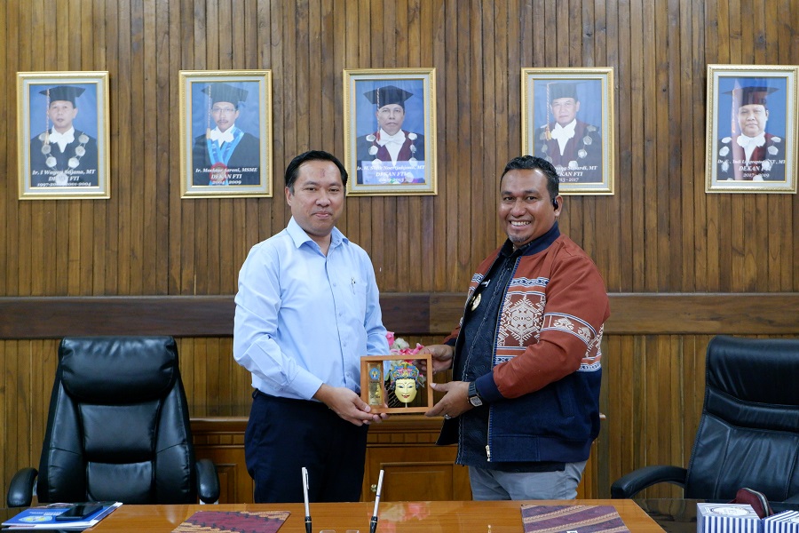 Rektor ITN Malang, Awan Uji Krismanto, ST., MT., PhD., (kiri) memberikan cendera mata kepada Bupati TTU, Yosep Falentinus Delasalle Kebo, SIP., MA.